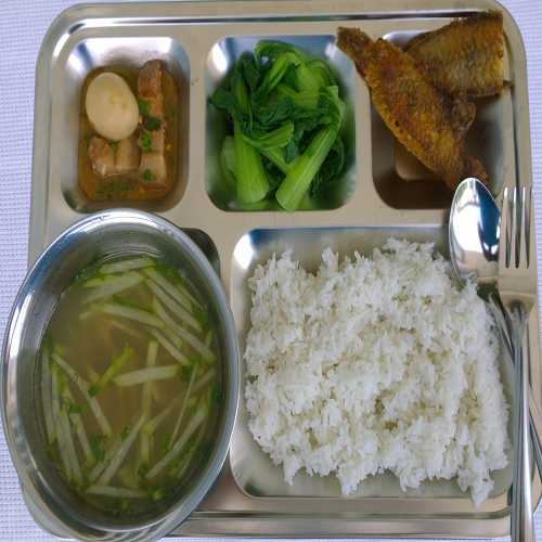 Thịt kho trứng cút và cá mó chiên giòn